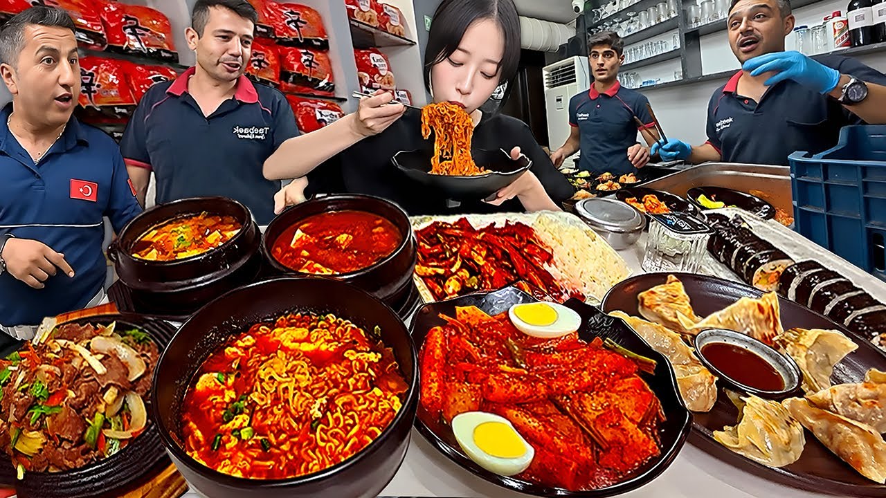 이스탄불6탄) 튀르키예의 김밥천국(?)에서 경찰분도 놀라셨어요🤣 메뉴 60개가 넘는 분식집?!라면 김밥 먹