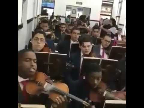 Hino 221 Cordas Arrepiando e Tubas na Marcação