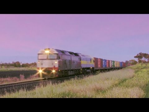 5HM2 POTA Intermodal Freight Train at Level Crossing (30/9/2010) - PoathTV Australian Railways