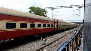 preview picture of video 'Air Conditioned Haridwar-Mumbai Super Express skips Itarsi Junction!!'