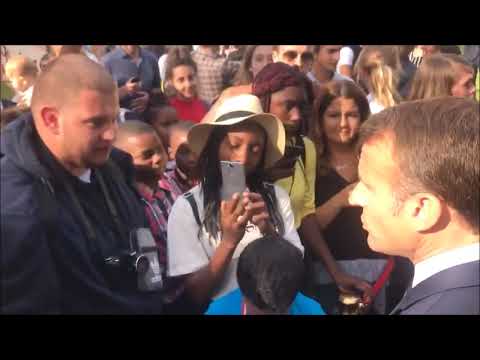 Macron traverse la rue