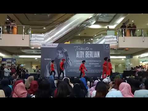 180916 Skyneekids - Good Evening  & Hitchhiking at Mangga Dua Square