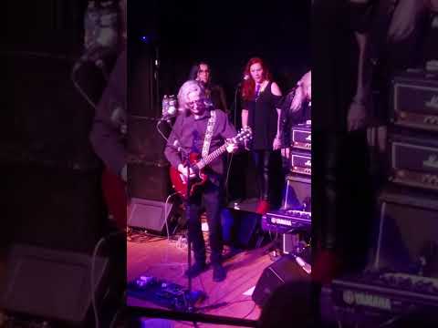 BOSTON Hitch a ride performed by original guitarist Barry Goudreau rock on Barry...enjoy.