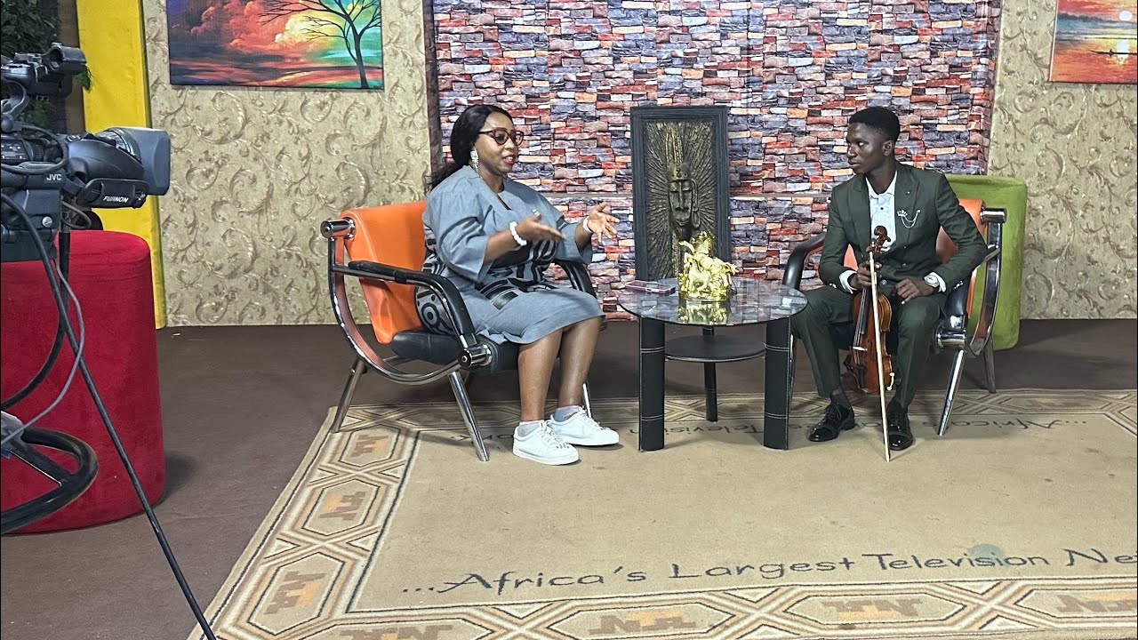Akinode Korede performing violin on stage