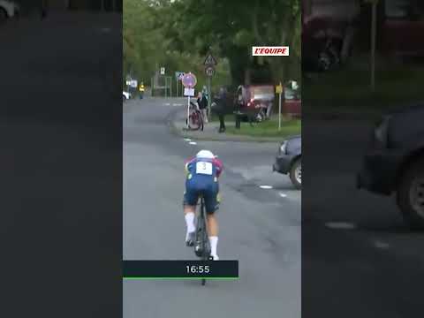 😨 Un coureur a dû éviter deux voitures sur le contre-la-montre du Tour du Sauerland,#shorts #velo