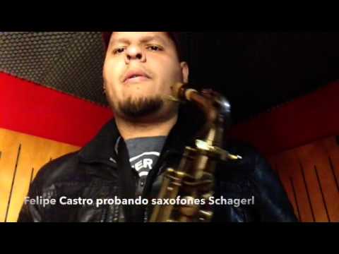 Felipe castro probando saxo Schagerl en Gallery Trumpets