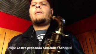 Felipe castro probando saxo Schagerl en Gallery Trumpets