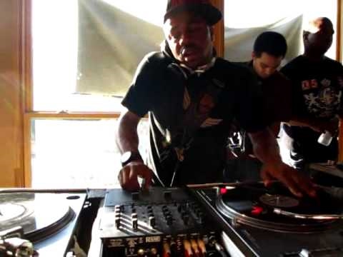 Just Blaze on the 1's and 2's (Part 1 of 2) @ Fat Beats, NYC (The Final Day)