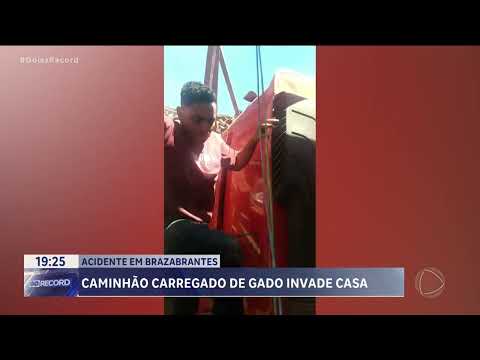 Caminhão invade casa na grande Goiânia