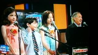 Dinosaur Pet: Neil Sedaka Sings w/ His Grandkids (on Huckabee)