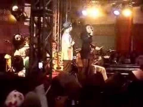 Sergio Britto tocando no shopping Boulervard Tatuapé com Negra Li cantando "Aqui neste lugar".