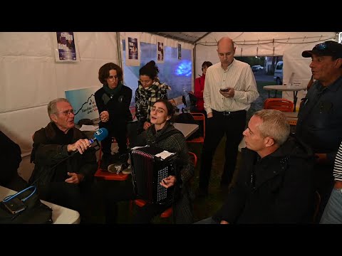 "Le testament" (Georges Brassens) par Justine Jérémie, son accordéon et les chœurs improvisés