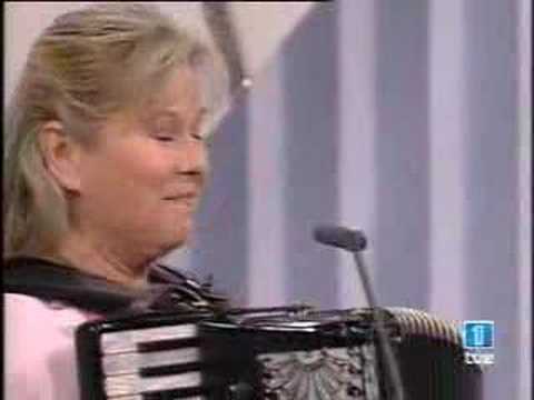 Maria Jesus y su acordeon en Saber Vivir