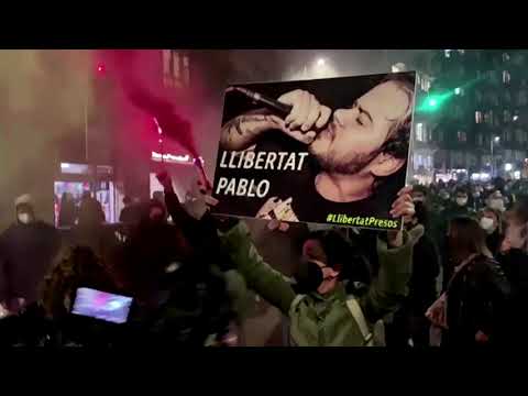 巴塞羅那數千人要求釋放說唱歌手。 (Thousands in Barcelona demand rapper's release)