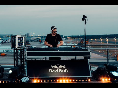 Oliver Magenta live at Düsseldorf Airport by Scapes