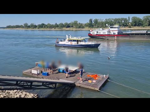 Wasserschutzpolizei Bonn stoppt 2 selbstgebaute Flöße auf dem Rhein am 07.07.23