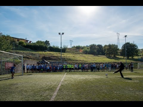 A Candia il Vescovo di Ancona-Osimo, Monsignor Angelo Spina segna su rigore