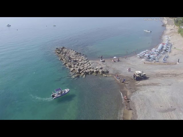 spiaggia e mare visti dal drone