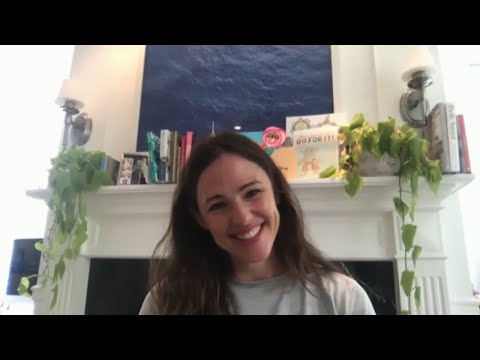 詹妮弗-加納的貓咪坐著嬰兒車到戶外活動，"非常興奮"。 (Jennifer Garner’s Cat Gets ‘Very Titillated’ by Venturing Outside in a Stroller)