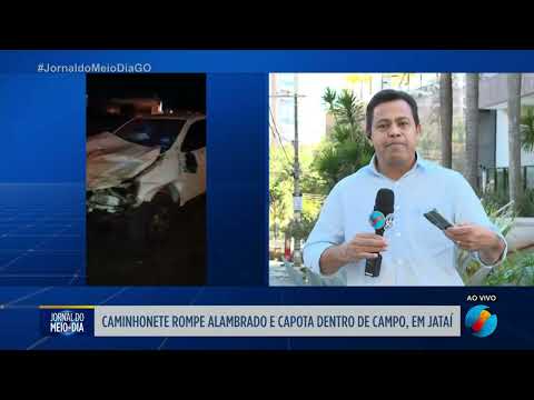 Caminhonete rompe alambrado e capota em Jataí
