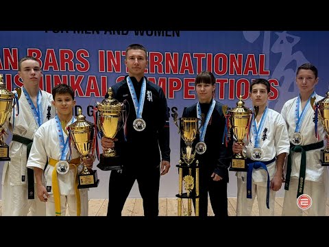 Каратисты Ревды и их тренер Евгений Мамро завоевали золото на Кубке мира в Казани