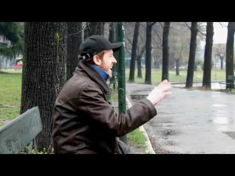 CASA DEGLI SPECCHI - "Lui è vecchio, abelinato e col riporto, lei è giovane e alcolizzata"