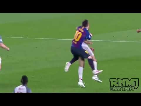Messi fouling Fabinho