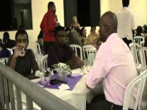 convidados se divertem na festa de casamento