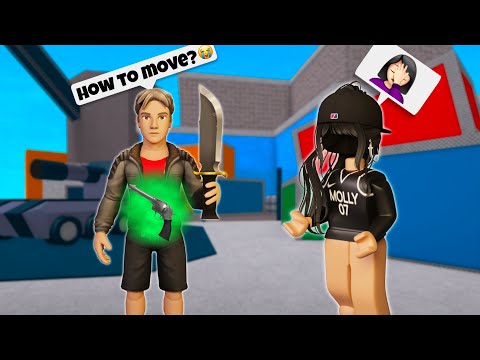 TEACHING MY BEST FRIEND HOW TO PLAY MM2... (Murder Mystery 2)