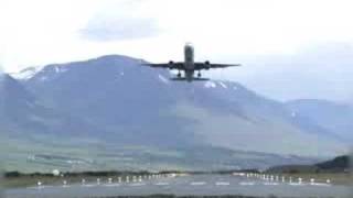 preview picture of video 'Boeing 757 take-off in Akureyri, Iceland'