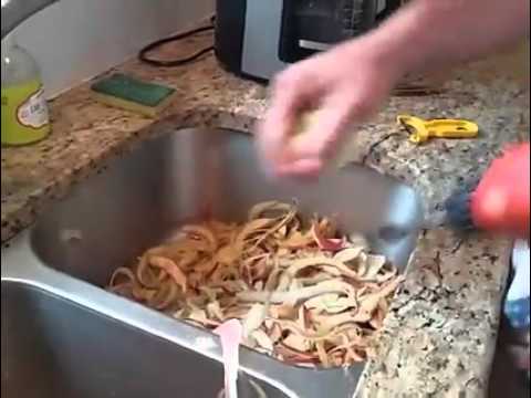 KARMA.mk - Ова е најбрзиот начин да излупите јаболко (ВИДЕО)