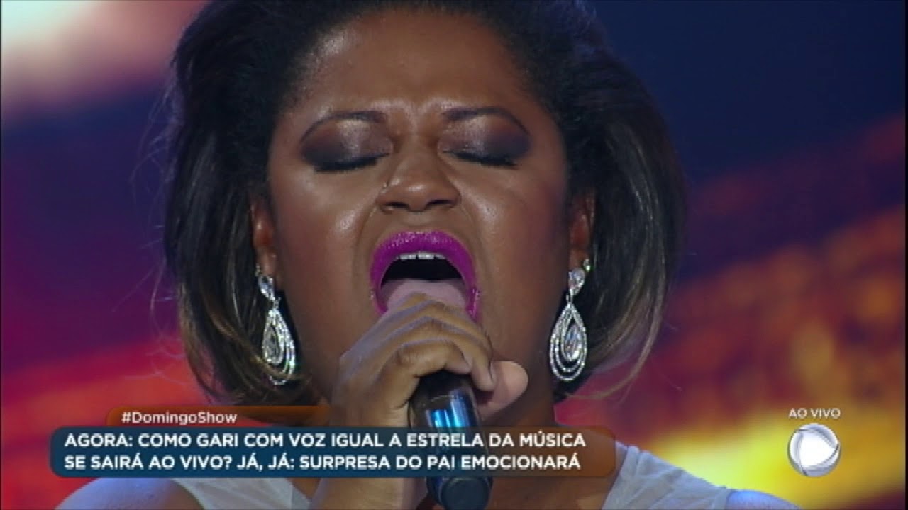 Gari com voz igual de Whitney Houston canta ao vivo no palco do Domingo Show