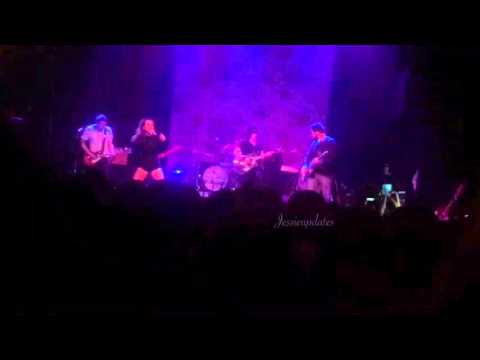 Flip my hair, Jessie James Decker