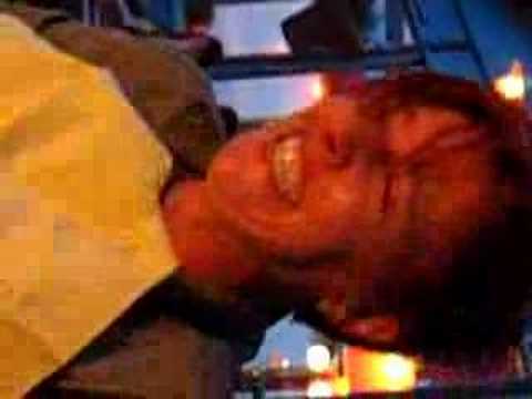 Het eten van een bitterbal door Kay