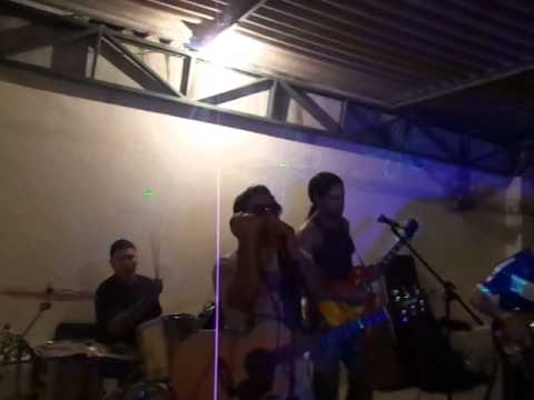 Cris Batera tocando com banda Primo Zé Encontrar  alguém (cover)