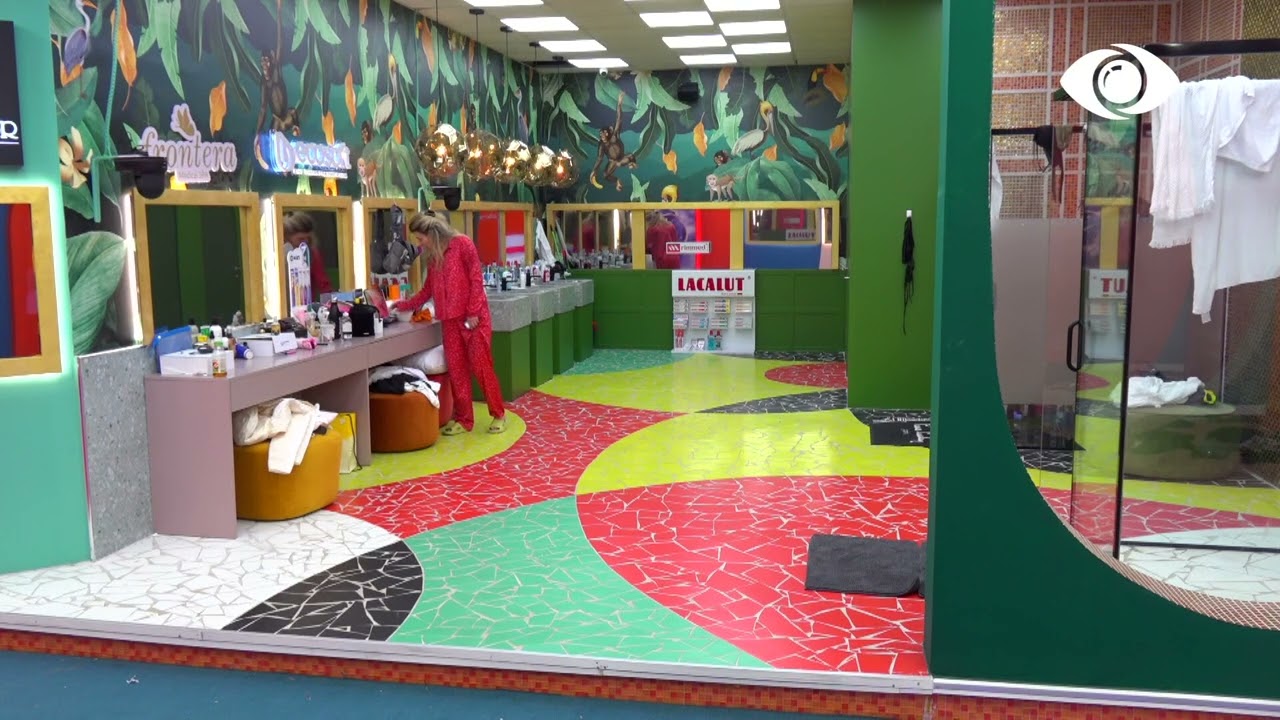 Luizi ngacmon Kiarën ndërkohë që ajo bën dush