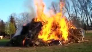 preview picture of video 'Wandersleben Osterfeuer 2009   1.wmv'