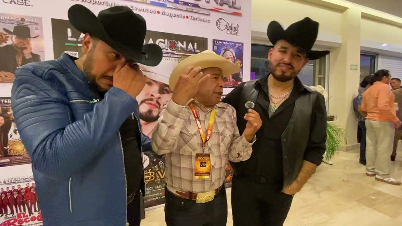 Alex Rivera y Meño Segovia en Acapulco con El Muñeco Cast platicando su nuevo proyecto. 