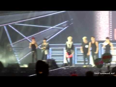 130803 Super Show 5 in Bangkok - Ryeowook throwing Henry's & Eunhyuk's  towel