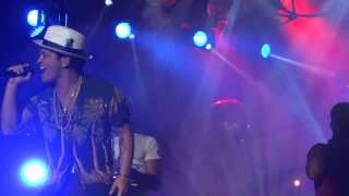 Moonshine - Bruno Mars Live in Dubai