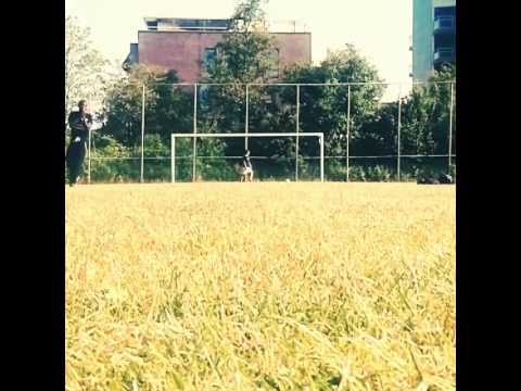 Mooie bal in de kruising door Leovardia-speler Mohammed