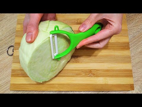 Nur ein Kohl, Gewürze und eine Prise Salz! Wie man gebratenen Kohl macht. Einfaches rezept in 5 min