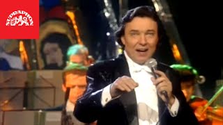 Videoklip: Karel Gott - Tiše den zhasíná (live) s textom piesne Videoklip Karel Gott - Tiše den zhasíná (live) s textom piesne