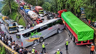Download lagu KACAU‼️ Detik-detik Bus Tronton Kandas, Truk Siba Surya Tersiksa Total, Sitinjau Lauik Macet Parah! mp3