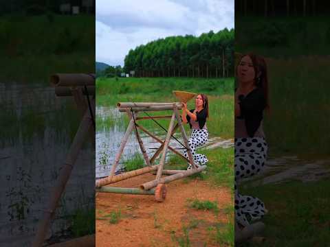 إكرا علقت في المستنقع أثناء محاولتها إخراج بطيخة! 😱🍉!! #shorts