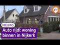 Auto rijdt woning binnen, groot gat in gevel