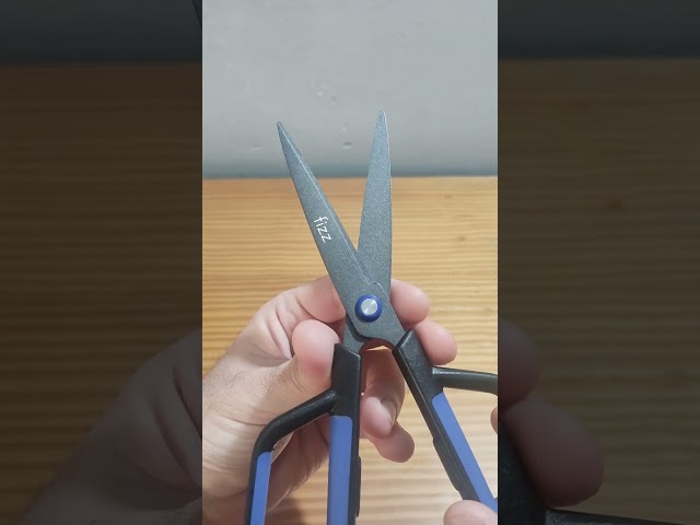 Vídeo relacionado con KUONIIY Tijeras revestimiento de titanio ultra afiladas cuchillas de agarre cómodo suave tijeras multiusos, 15,3 cm