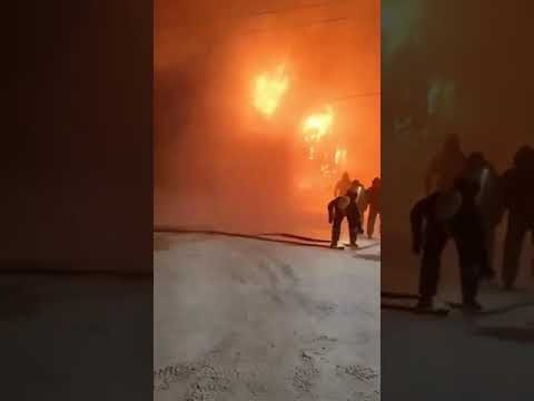 В Якутске сгорели семь автомобилей во время пожара в автосервисе