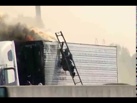 Feuerwehrmann fällt von Leiter