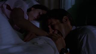 Mulder se rend aupr�s de Scully, endormie, et pleure de d�sespoir et d'incertitude 